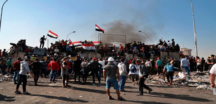 بالصور .. محتجو العراق يعودون لساحة التحرير وآخرون يقطعون طرق البصرة ويغلقون ميناء أم قصر الاستراتيجى
