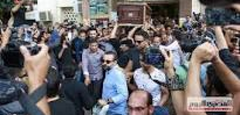 تشييع جثمان الفنان هيثم أحمد زكي في جنازة مهيبة وسط صدمة وحزن