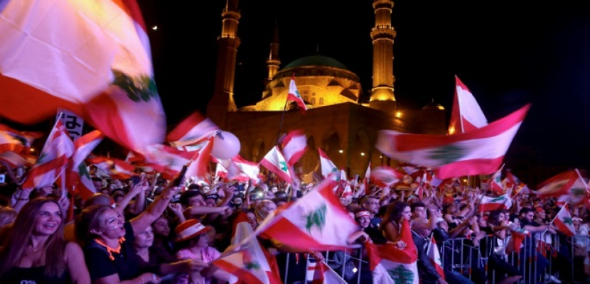 تظاهرات لبنان.. “أحد الإصرار” وسباق من الانهيار