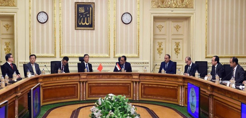 بالصور.. رئيس الوزراء يبحث مع وفد صيني دعم علاقات التعاون الثنائي