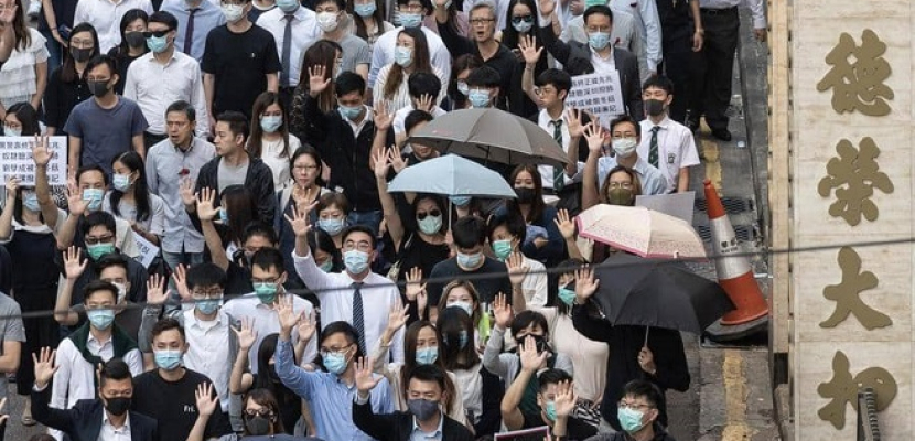 الشرطة تواجه المحتجين في هونغ كونغ بالغاز المسيل للدموع
