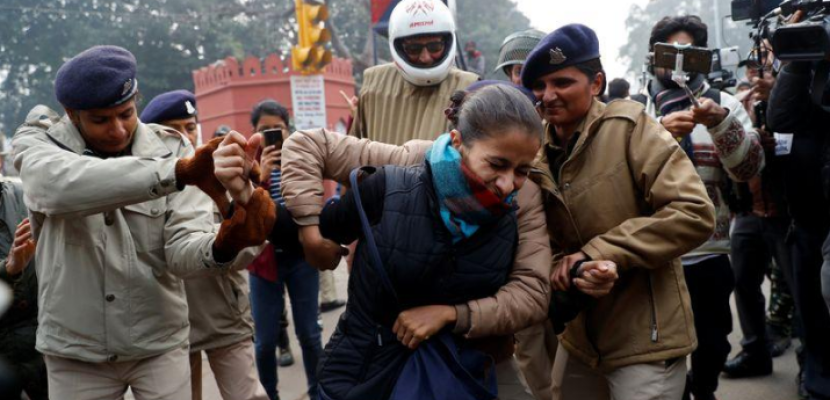 اعتقالات جماعية وقطع خدمات الإنترنت والهواتف وسط مظاهرات متصاعدة بالهند