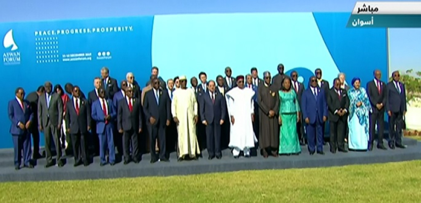 التقاط صورة تذكارية للرئيس السيسى مع رؤساء دول وحكومات أفريقيا قبيل منتدى أسوان