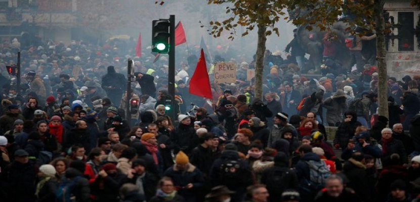 فوضى في النقل بفرنسا مع دخول إضراب ضد إصلاحات ماكرون يومه الثاني