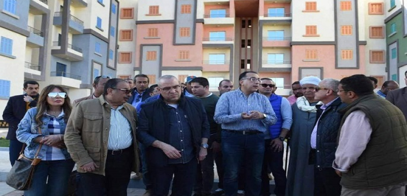 بالصور.. رئيس الوزراء ووزير الإسكان يتفقدان مشروعات مدينة أسوان الجديدة