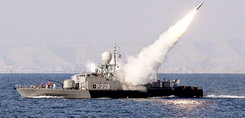 عكاظ: ضبط سفينة تحمل صواريخ إيرانية في المياه اليمنية