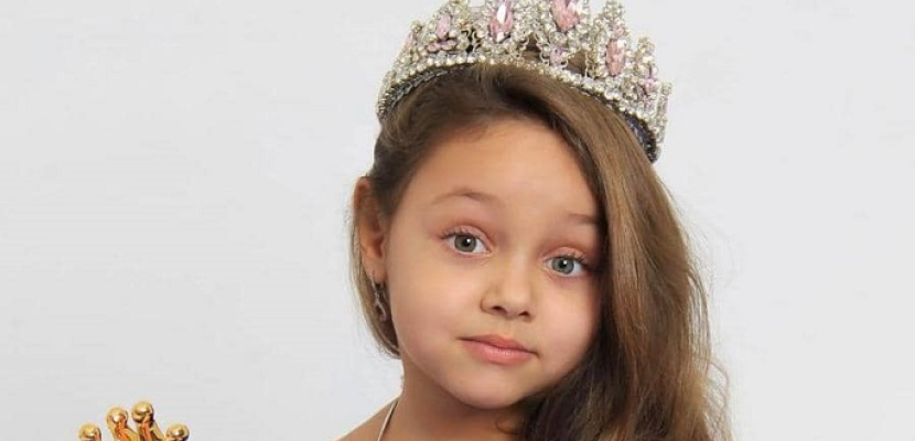 تيا.. أول طفلة مصرية تفوز بلقب ملكة جمال في روسيا