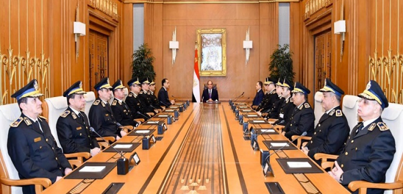 بالصور.. الرئيس السيسي يجتمع مع أعضاء المجلس الأعلى للشرطة
