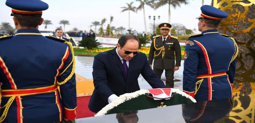 بالفيديو والصور.. الرئيس السيسي يضع إكليلا من الزهور على النصب التذكاري لشهداء الشرطة