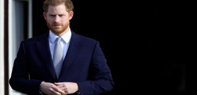 العائلة المالكة البريطانية تدرس منع الأمير هاري وزوجته من استخدام كلمة “ملكي”