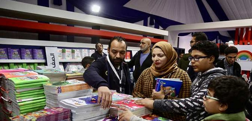 توافد عشرات الآلاف على معرض القاهرة الدولي للكتاب لليوم الثالث على التوالي