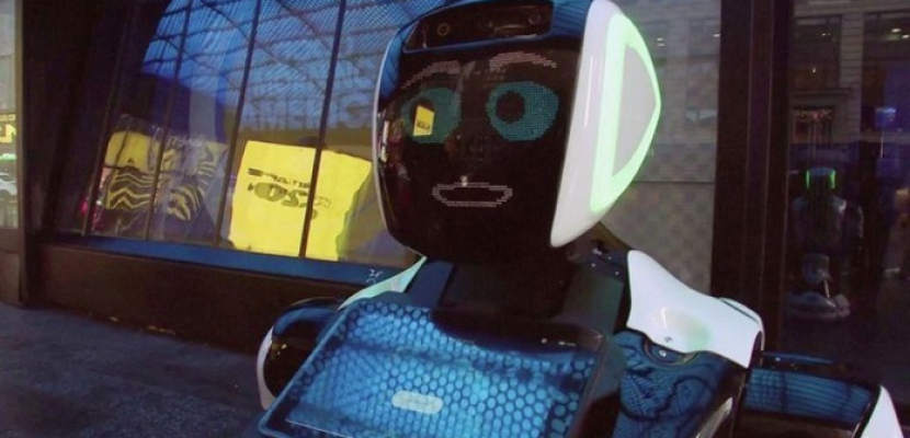 روبوت مبتسم يقف في ساحة تايمز سكوير لإسداء النصائح بخصوص فيروس كورونا