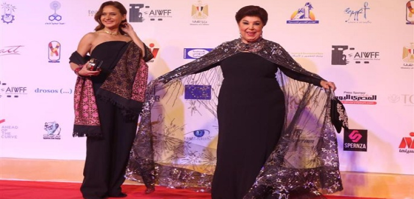 بالصور .. تكريم رجاء الجداوى و نيللى كريم فى مهرجان أسوان لأفلام المرأة