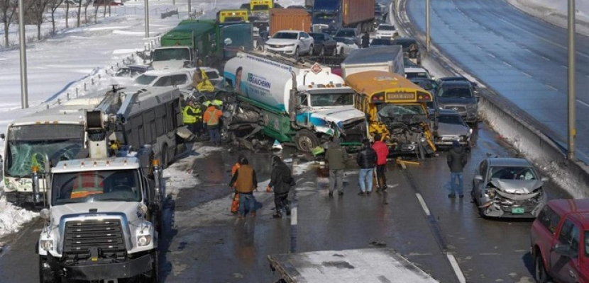 حادث مروع تصادم 200 حافلة ضمنهم سيارة مدرسية وحاوية وقود في كندا