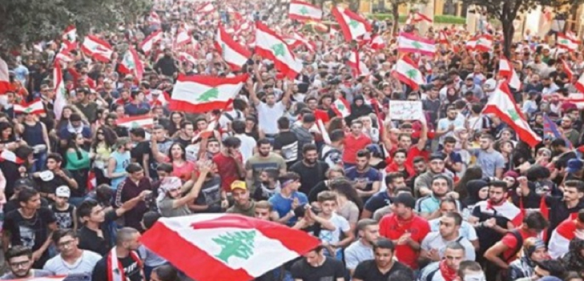 متظاهرو لبنان يستخدمون سياراتهم الخاصة في قطع الطرق خلال يوم الغضب