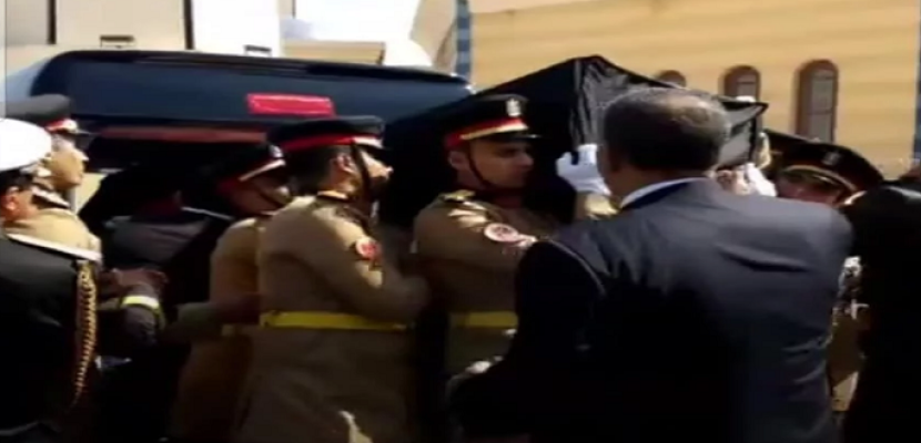 بالصور .. وصول جثمان الرئيس الأسبق حسنى مبارك إلى مسجد المشير طنطاوى