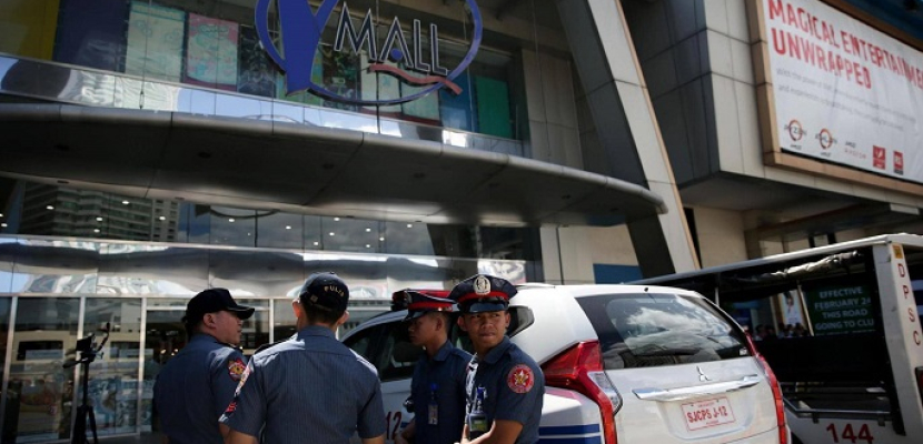 إصابة شخص برصاص مسلح يحتجز عشرات الرهائن في مركز للتسوق بمانيلا بالفلبين