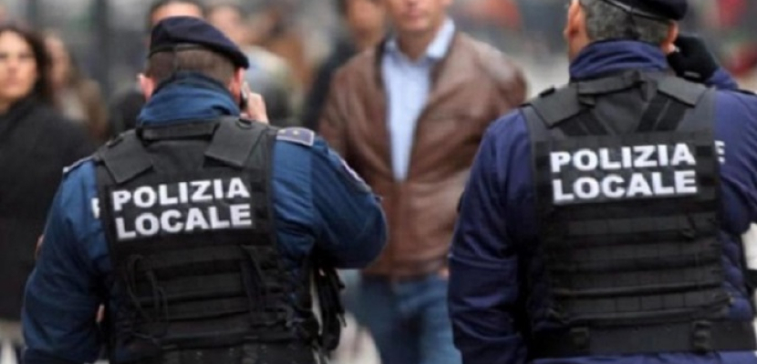 إندبندنت: الشرطة الإيطالية تجبر زوار المقاهي على الابتعاد مترًا عن بعضهم البعض