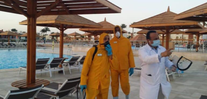 بالصور.. بدء إجراءات تطهير وتعقيم الفنادق والنوادي الصحية في شرم الشيخ والجونة