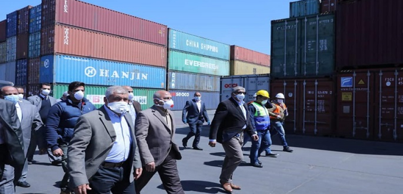 بالصور .. وزير النقل: كل الموانئ البحرية المصرية تعمل على مدار 24 ساعة وانتظام تام لحركة الصادرات والواردات