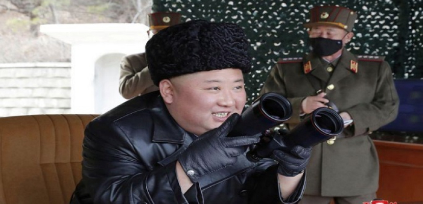 الزعيم الكوري الشمالي يتابع تدريبا للمدفعية طويلة المدى