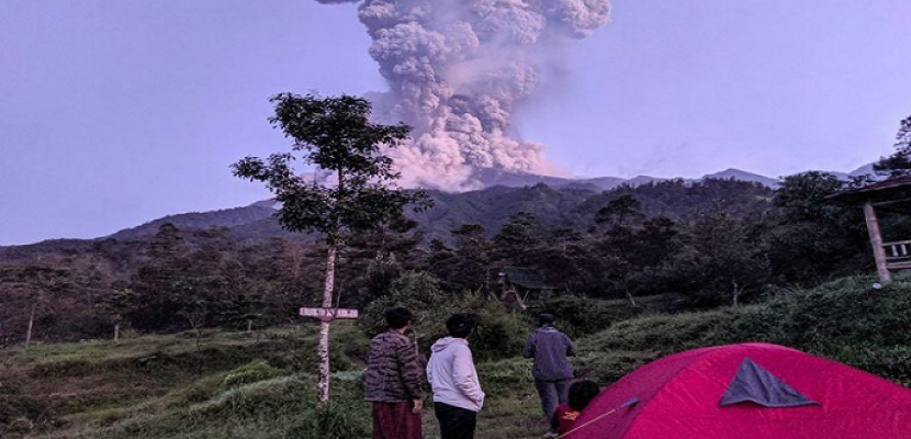 إغلاق مطار في إندونيسيا بعد ثوران بركان على جزيرة جاوة