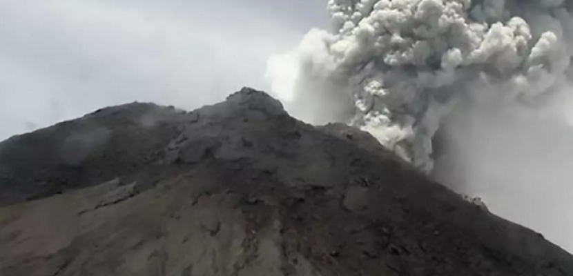 بركان ميرابي الإندونيسي يثور ويطلق سحابة كثيفة من الرماد