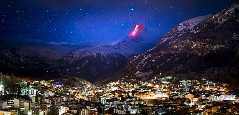 فنان يتحدى كورونا بـ”رسائل الأمل” على قمة جبل بسويسرا