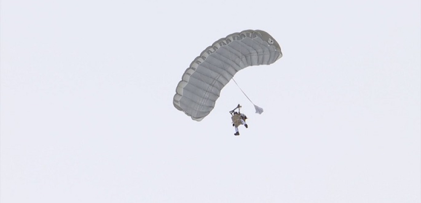 لأول مرة في العالم.. فريق مظليين روس يقفز من ارتفاع 10 آلاف متر في ظروف قطبية قاسية