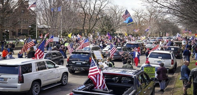 بالصور .. آلاف الأمريكيين يواصلون تظاهراتهم ضد أوامر البقاء بالمنازل