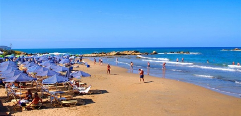 اليونان تفتح أكثر من 500 شاطئ بسبب موجة الحر