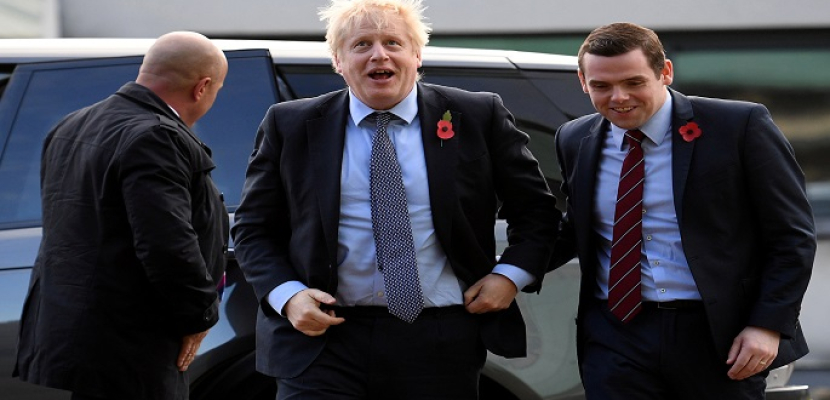 وزير دولة بريطاني يستقيل بسبب أزمة سفر كامينجز وسط إجراءات العزل