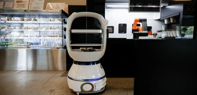 روبوت للمساعدة في الحفاظ على التباعد الاجتماعي في مقهى بكوريا الجنوبية