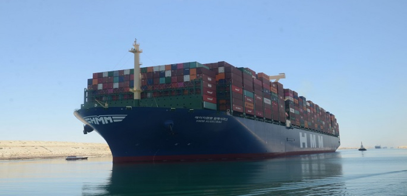 بالصور.. قناة السويس تشهد عبور السفينة “HMM ALGECIRAS” أكبر سفينة حاويات في العالم