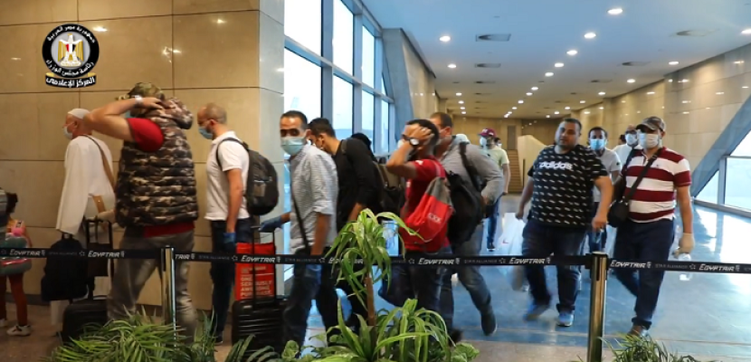عودة 745 عالقاً مصرياً من الكويت إلى القاهرة وسوهاج عبر 5 رحلات جوية