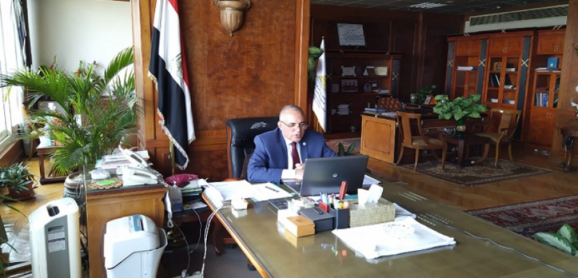 وزير الري يبحث مع قيادات الوزارة معدلات تنفيذ المشروعات بالمحافظات