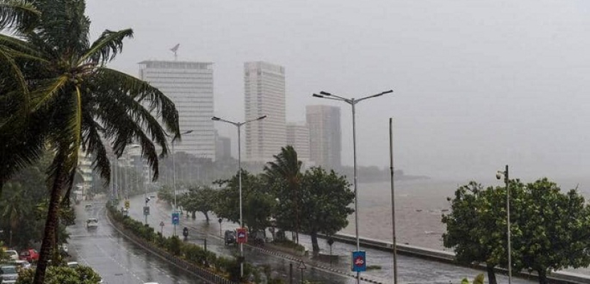 إعصار نيسارجا يجتاح بومباي في الهند