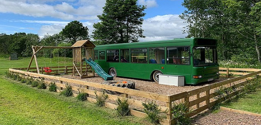 بالصور.. أسرة تحول 9 حافلات قديمة إلى بيوت للعطلات فى بريطانيا