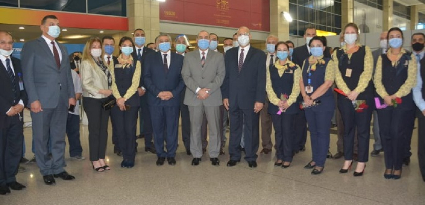 بالصور.. وزير الطيران المدني في جولة تفقدية بمطار القاهرة الدولي