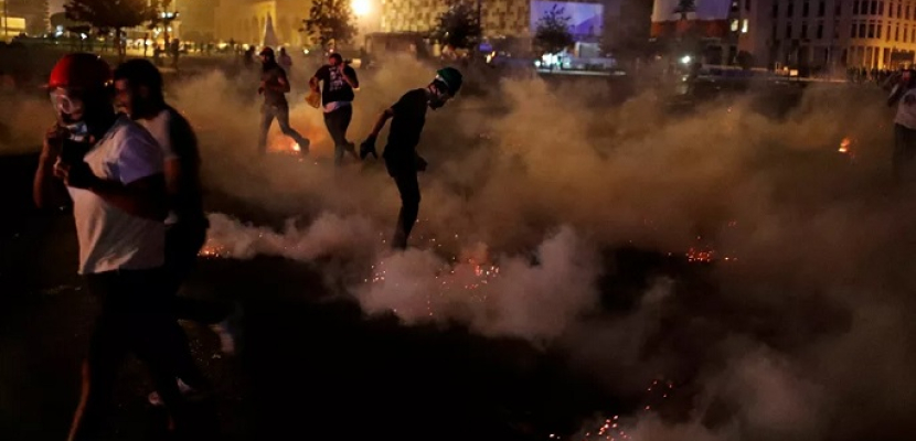 الشرطة اللبنانية تطلق الغاز المسيل للدموع لتفريق محتجين بوسط بيروت