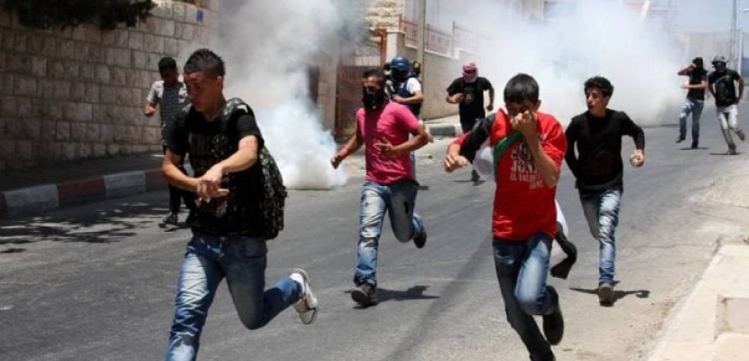 قوات الاحتلال الإسرائيلي تطلق قنابل الصوت والغاز المسيل للدموع صوب الفلسطينيين وسط الخليل