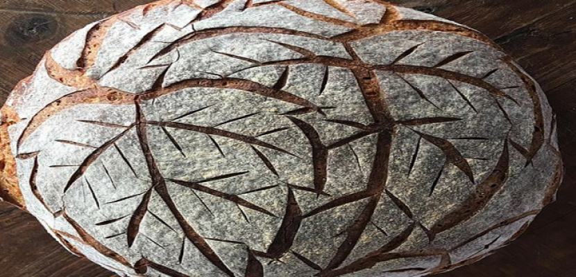 خباز ماهر يكشف طريقة تشكيل الخبز بنقوش فنية رائعة خلال إعداده