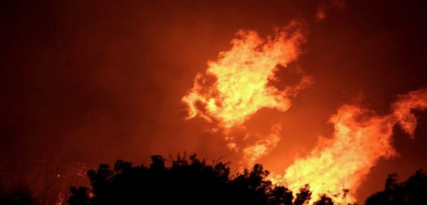 أفراد الإطفاء في كاليفورنيا يسابقون الزمن لإخماد الحرائق المشتعلة