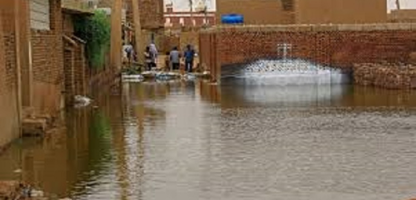 جيش السودان يدفع بآليات ثقيلة لمنع توسع الفيضانات التي طالت 6 ولايات وشردت الآلاف