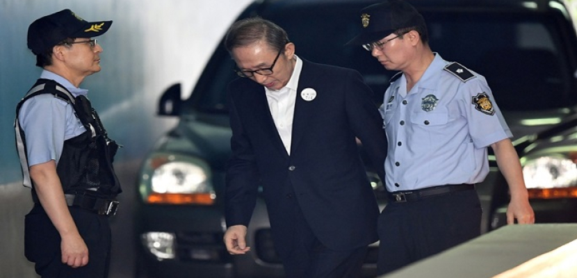 السجن 17 عاما للرئيس الكوري الجنوبي السابق بتهمتي الرشوة والاختلاس