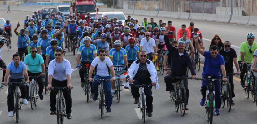 وزير الرياضة يقود ماراثون للدراجات الهوائية بالإسكندرية