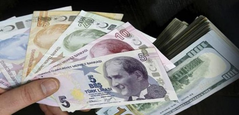 تقارير: الليرة التركية تسجل انهيارا تاريخيا أمام الدولار الأمريكي واليورو