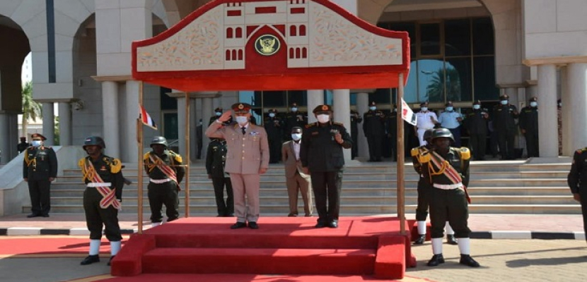 بالصور.. رئيس أركان حرب القوات المسلحة يغادر إلى السودان لبحث التعاون العسكري والأمني