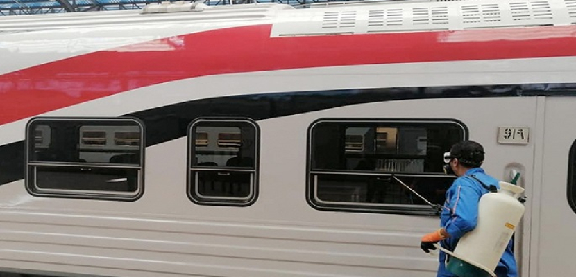 بالصور .. السكك الحديدية تواصل تطهير وتعقيم المحطات والقطارات للحد من انتشار “كورونا”