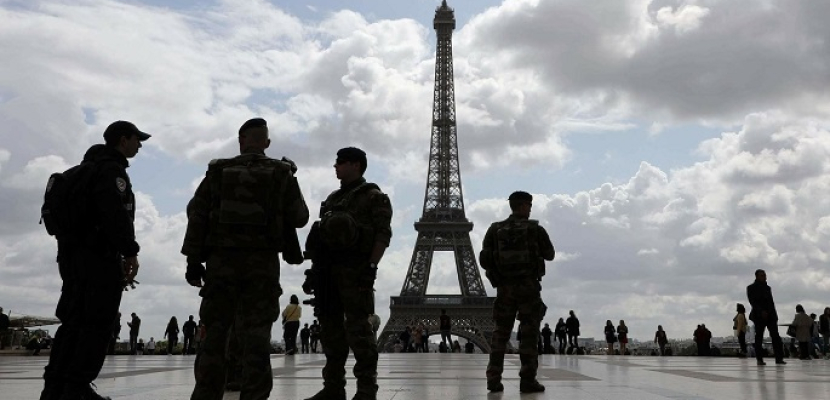 رغم الهجمات الانتقامية .. “مكافحة الإرهاب” ستبقى على رأس أولويات الدولة الفرنسية